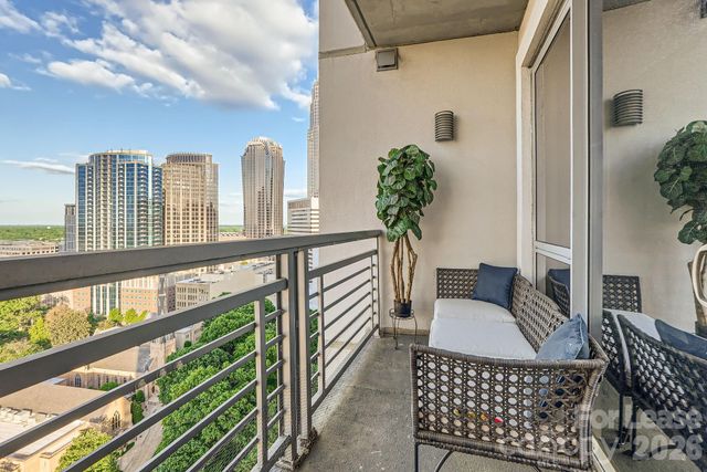 333 W Trade Street W 2002, Charlotte, NC 28202