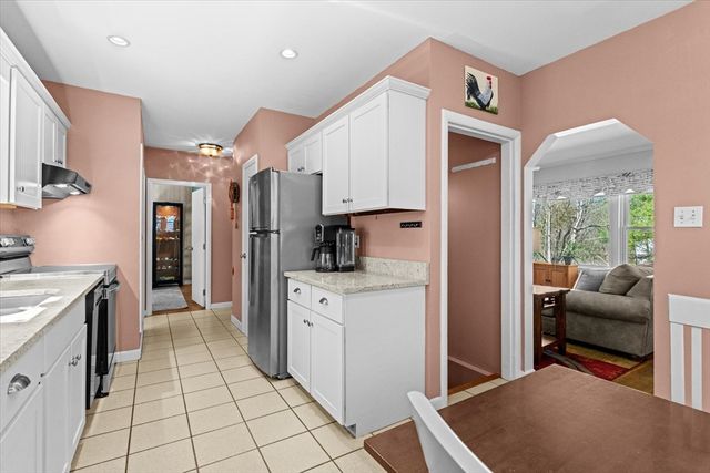 40 Tremont Ave, Taunton, MA 02780