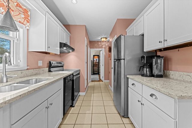 40 Tremont Ave, Taunton, MA 02780