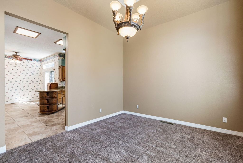 Image 12 of property listing at 214 Tornasol Lane NE, Albuquerque, NM 87113