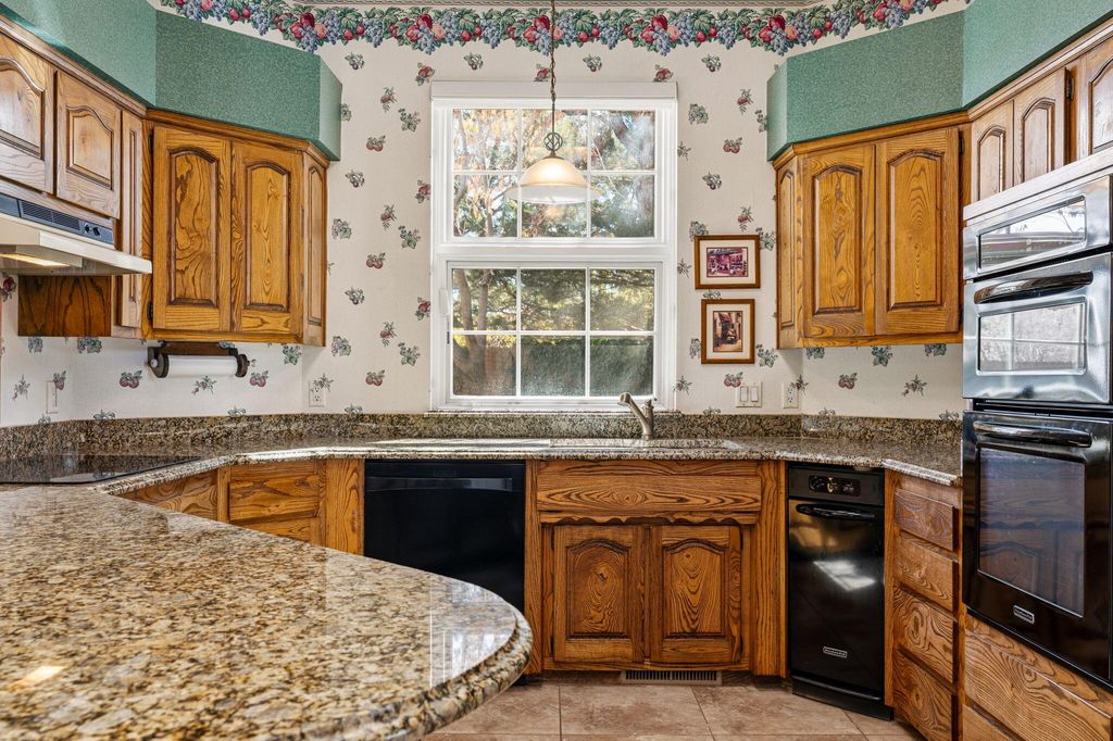 Image 14 of property listing at 214 Tornasol Lane NE, Albuquerque, NM 87113