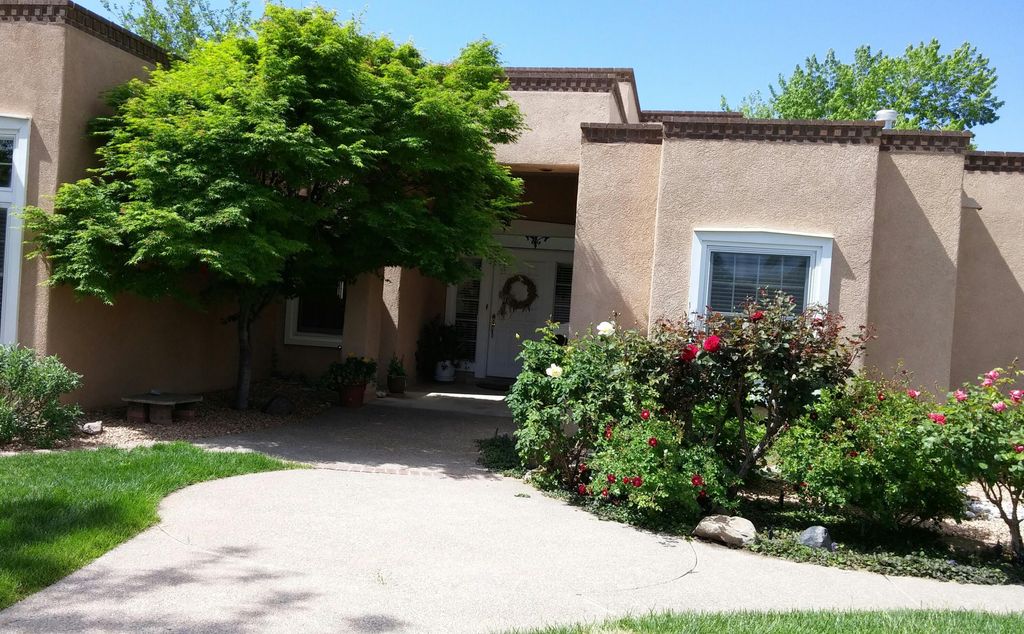 Image 2 of property listing at 214 Tornasol Lane NE, Albuquerque, NM 87113