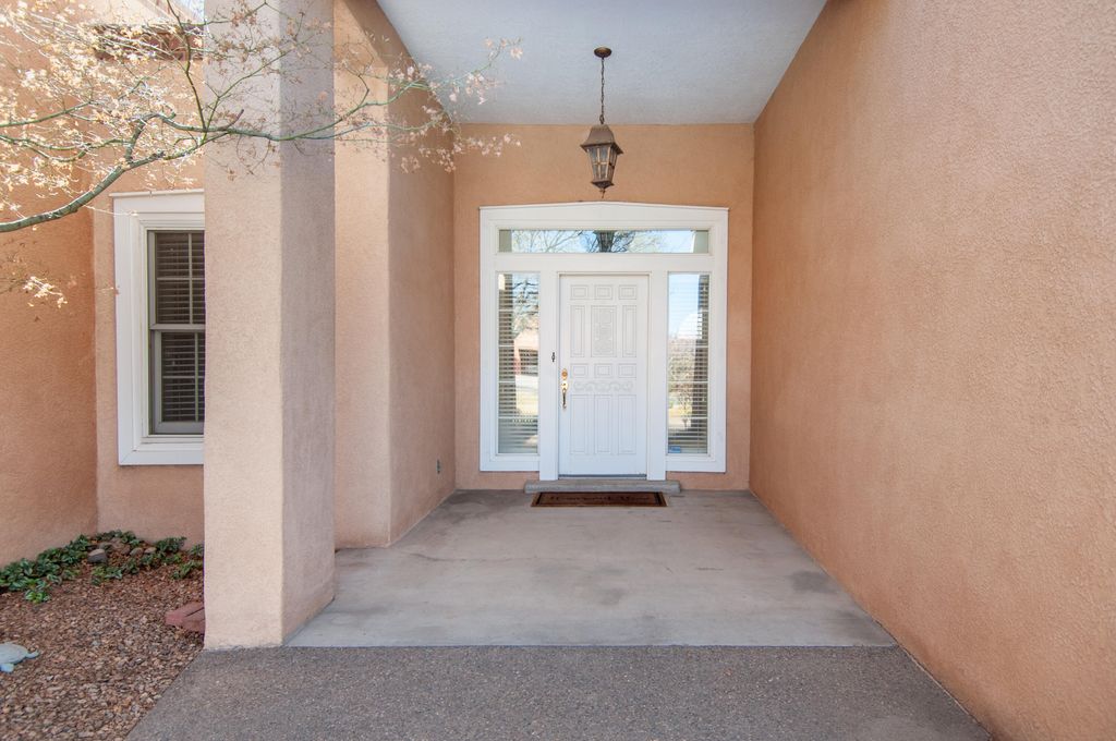 Image 3 of property listing at 214 Tornasol Lane NE, Albuquerque, NM 87113