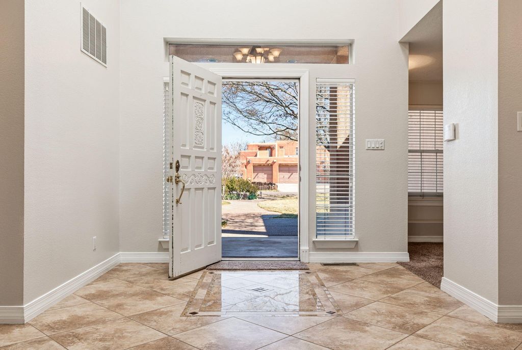 Image 4 of property listing at 214 Tornasol Lane NE, Albuquerque, NM 87113