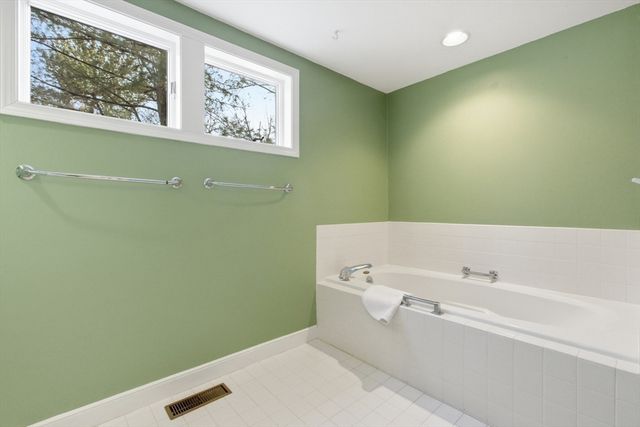 18 Quail Run 18, Acton, MA 01720