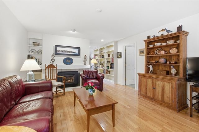 18 Quail Run 18, Acton, MA 01720