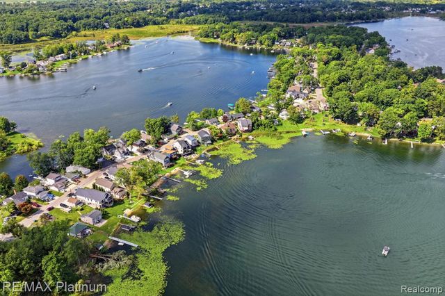 4075 Highcrest Drive, Brighton, MI 48116