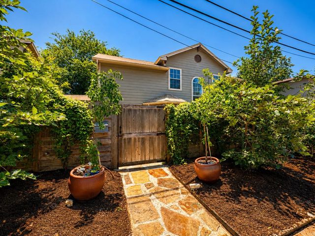 1612 N Miriam Ave B, Austin, TX 78702