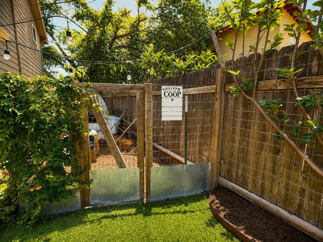 1612 N Miriam Ave B, Austin, TX 78702