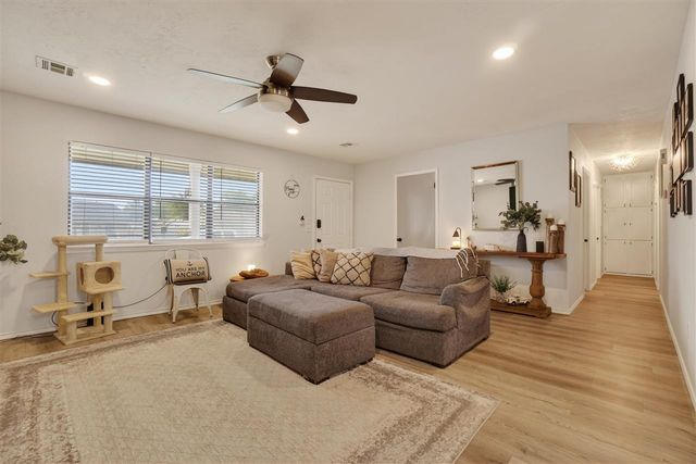 6904 NW Ferris Pl, Lawton, OK 73505