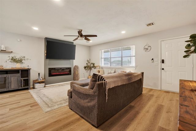 6904 NW Ferris Pl, Lawton, OK 73505