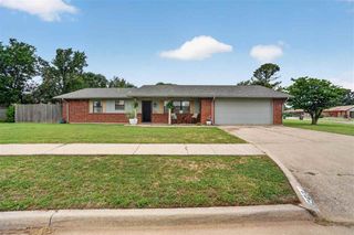 6904 NW Ferris Pl, Lawton, OK 73505