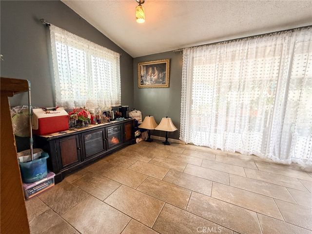 6712 La Jolla, Riverside, CA 92504