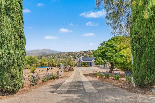 950 S Grade Road, Alpine, CA 91901