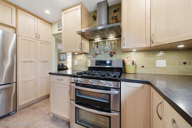 8135 Kimble Drive, Hamburg Township, MI 48169