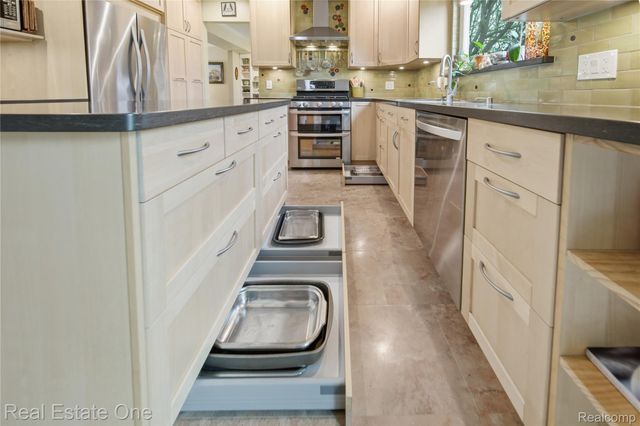 8135 Kimble Drive, Hamburg Township, MI 48169