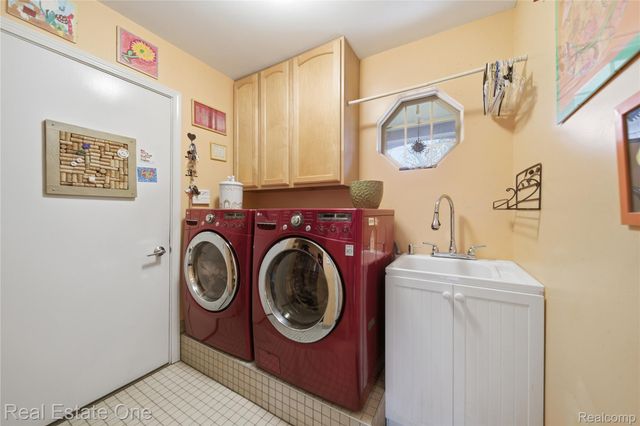 8135 Kimble Drive, Hamburg Township, MI 48169