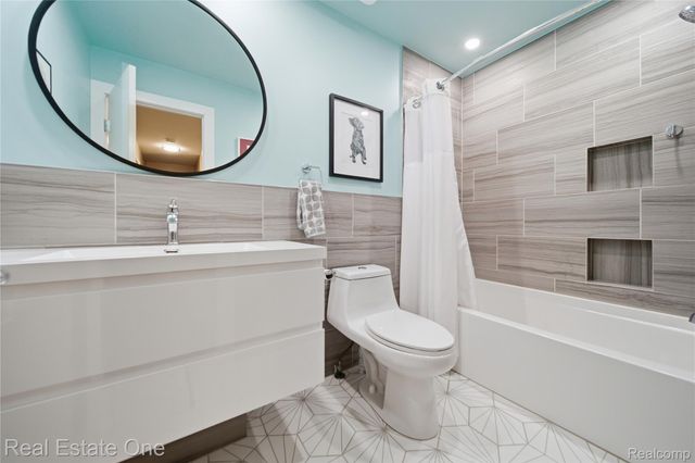 8135 Kimble Drive, Hamburg Township, MI 48169