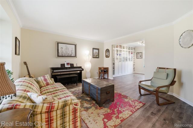 8135 Kimble Drive, Hamburg Township, MI 48169