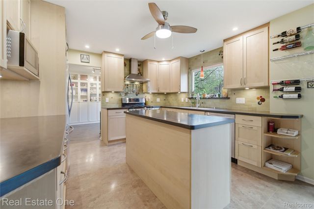 8135 Kimble Drive, Hamburg Township, MI 48169