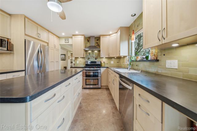 8135 Kimble Drive, Hamburg Township, MI 48169