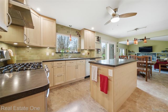 8135 Kimble Drive, Hamburg Township, MI 48169