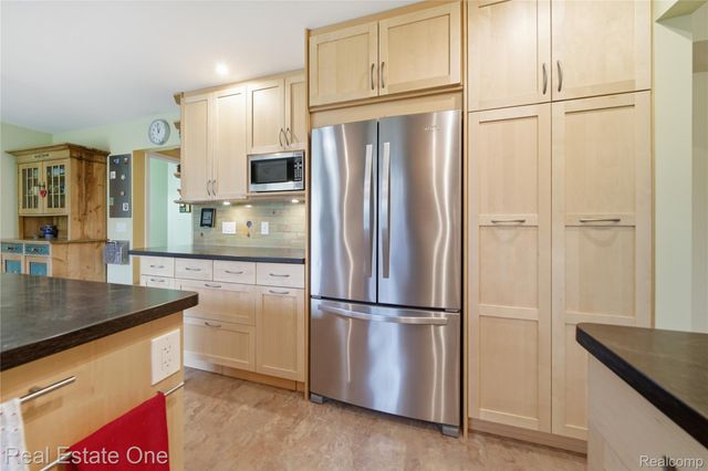 8135 Kimble Drive, Hamburg Township, MI 48169