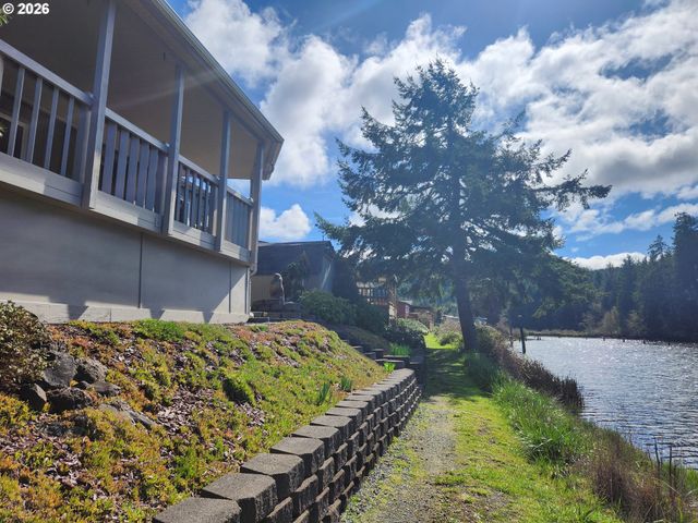 100 RIVER BEND Rd 24, Reedsport, OR 97467