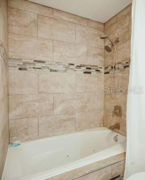 Image 19 of property listing at 2300 STRATFORD DRIVE, Sarasota, FL 34232