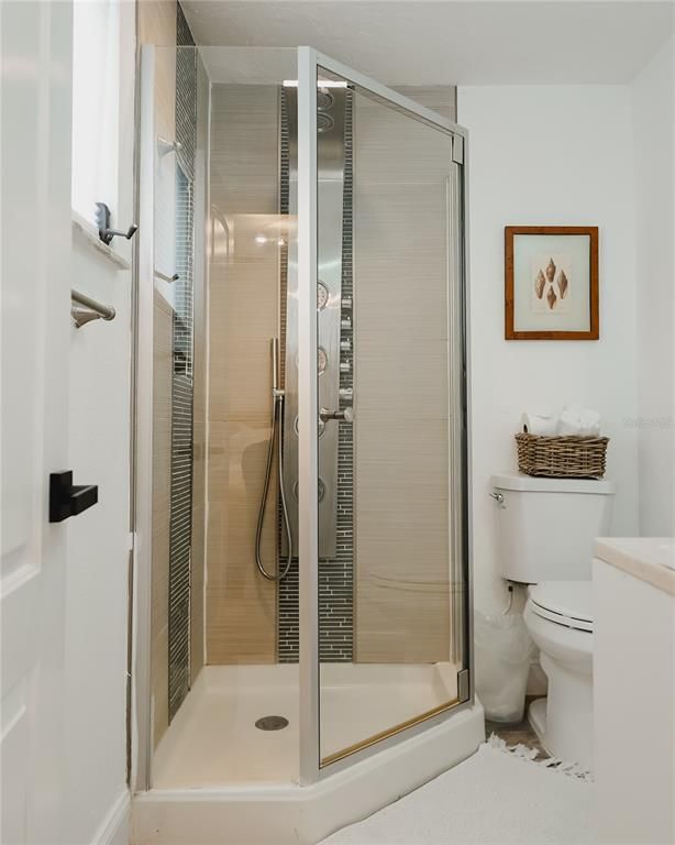 Image 20 of property listing at 2300 STRATFORD DRIVE, Sarasota, FL 34232