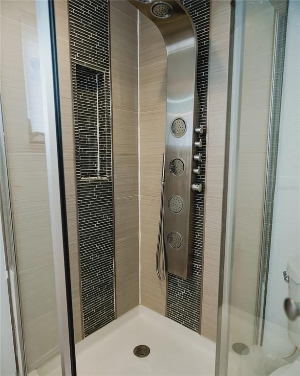 Image 21 of property listing at 2300 STRATFORD DRIVE, Sarasota, FL 34232