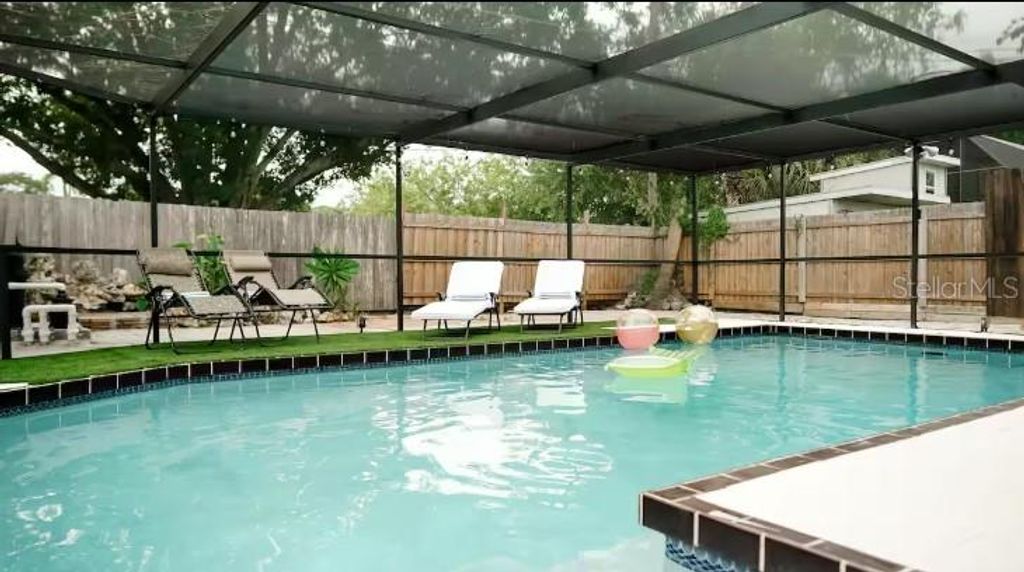 Image 26 of property listing at 2300 STRATFORD DRIVE, Sarasota, FL 34232