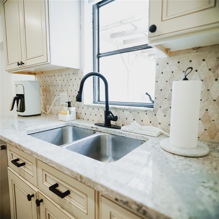 Image 4 of property listing at 2300 STRATFORD DRIVE, Sarasota, FL 34232