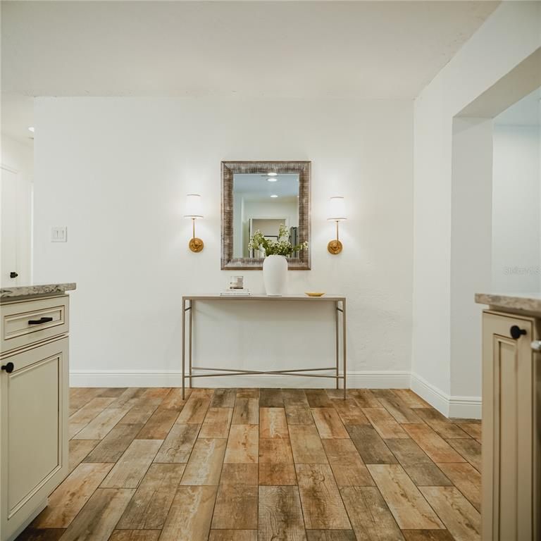 Image 6 of property listing at 2300 STRATFORD DRIVE, Sarasota, FL 34232