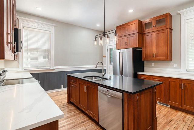122 10th STREET S, La Crosse, WI 54601