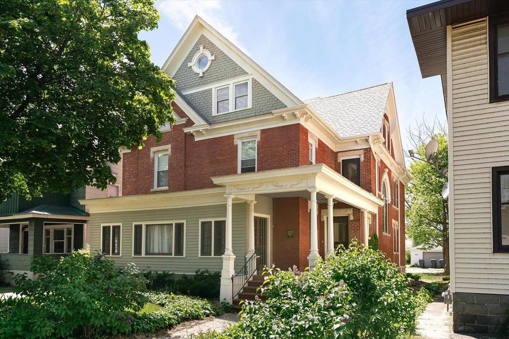 122 10th STREET S, La Crosse, WI 54601