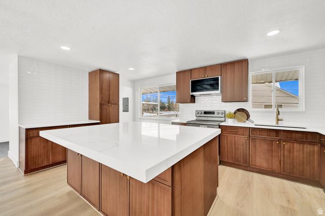895 N STONEYBROOK RD, Kaysville, UT 84037