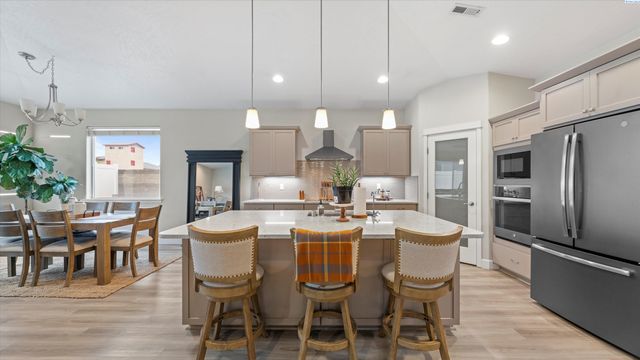 2717 Serenity Ct., West Richland, WA 99353