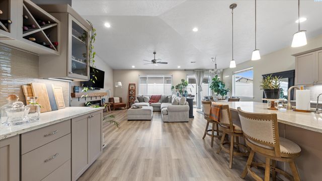 2717 Serenity Ct., West Richland, WA 99353