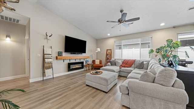 2717 Serenity Ct., West Richland, WA 99353