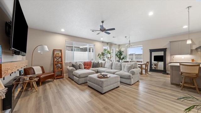 2717 Serenity Ct., West Richland, WA 99353