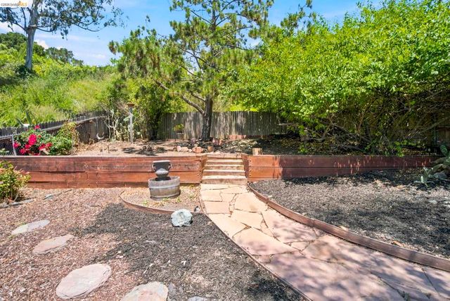 6616 Outlook Ave, Oakland, CA 94605