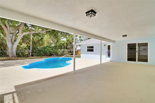 404 Highwood Circle, Jupiter, FL 33458