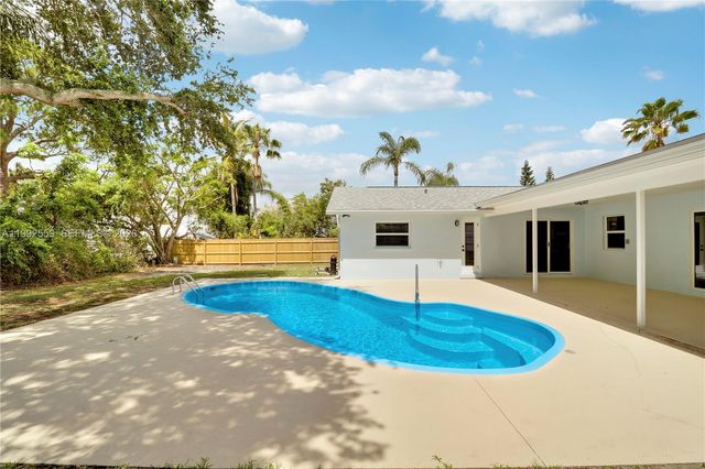 404 Highwood Circle, Jupiter, FL 33458