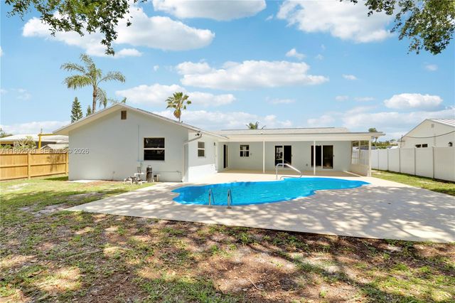 404 Highwood Circle, Jupiter, FL 33458