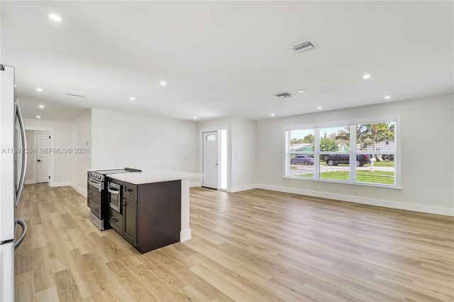 404 Highwood Circle, Jupiter, FL 33458