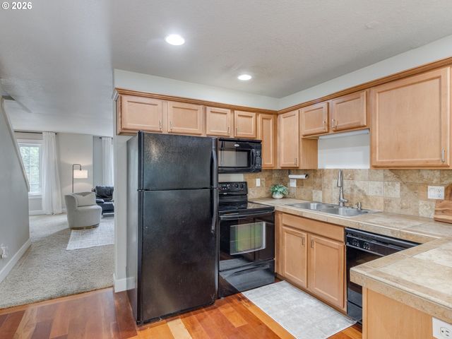 4819 Sw BEAVERTON HILLSDALE Hwy Sw, Portland, OR 97221