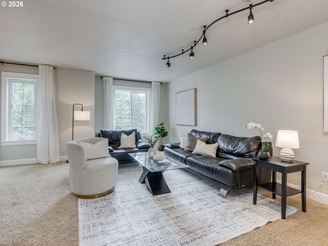 4819 Sw BEAVERTON HILLSDALE Hwy Sw, Portland, OR 97221
