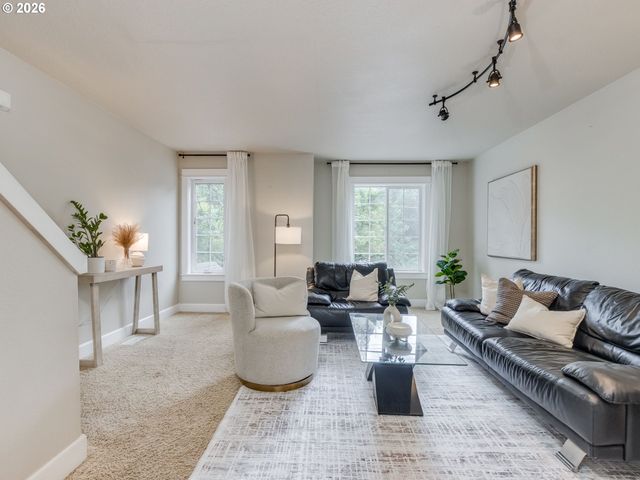 4819 Sw BEAVERTON HILLSDALE Hwy Sw, Portland, OR 97221