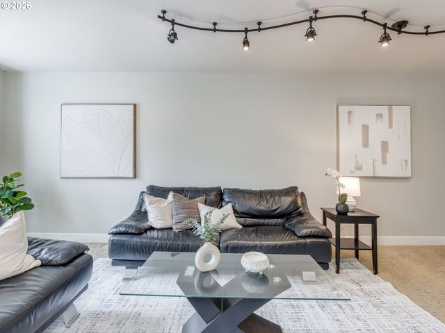 4819 Sw BEAVERTON HILLSDALE Hwy Sw, Portland, OR 97221